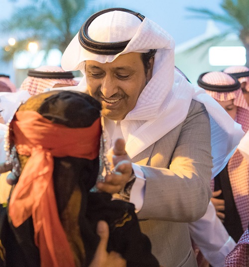أمير منطقة الباحة يزور قرية الباحة التراثية ويفتتح الصالة التفاعلية