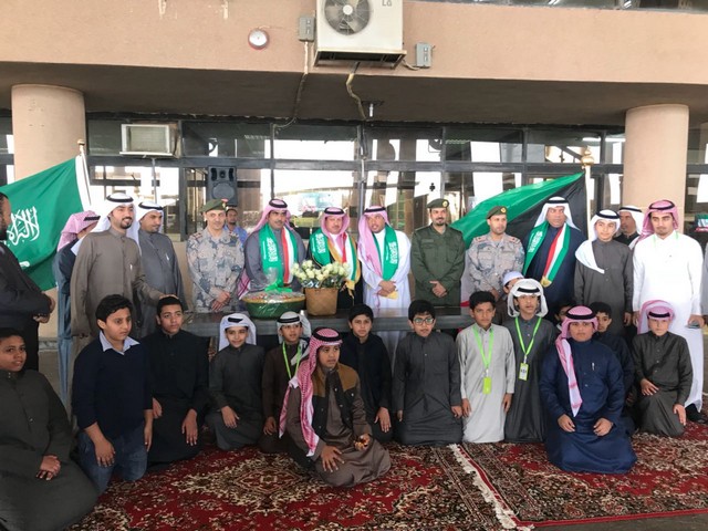 بالصور .. منفذ جمرك الخفجي يستقبل الكويتيين بالورود بمناسبة اليوم الوطني الكويتي