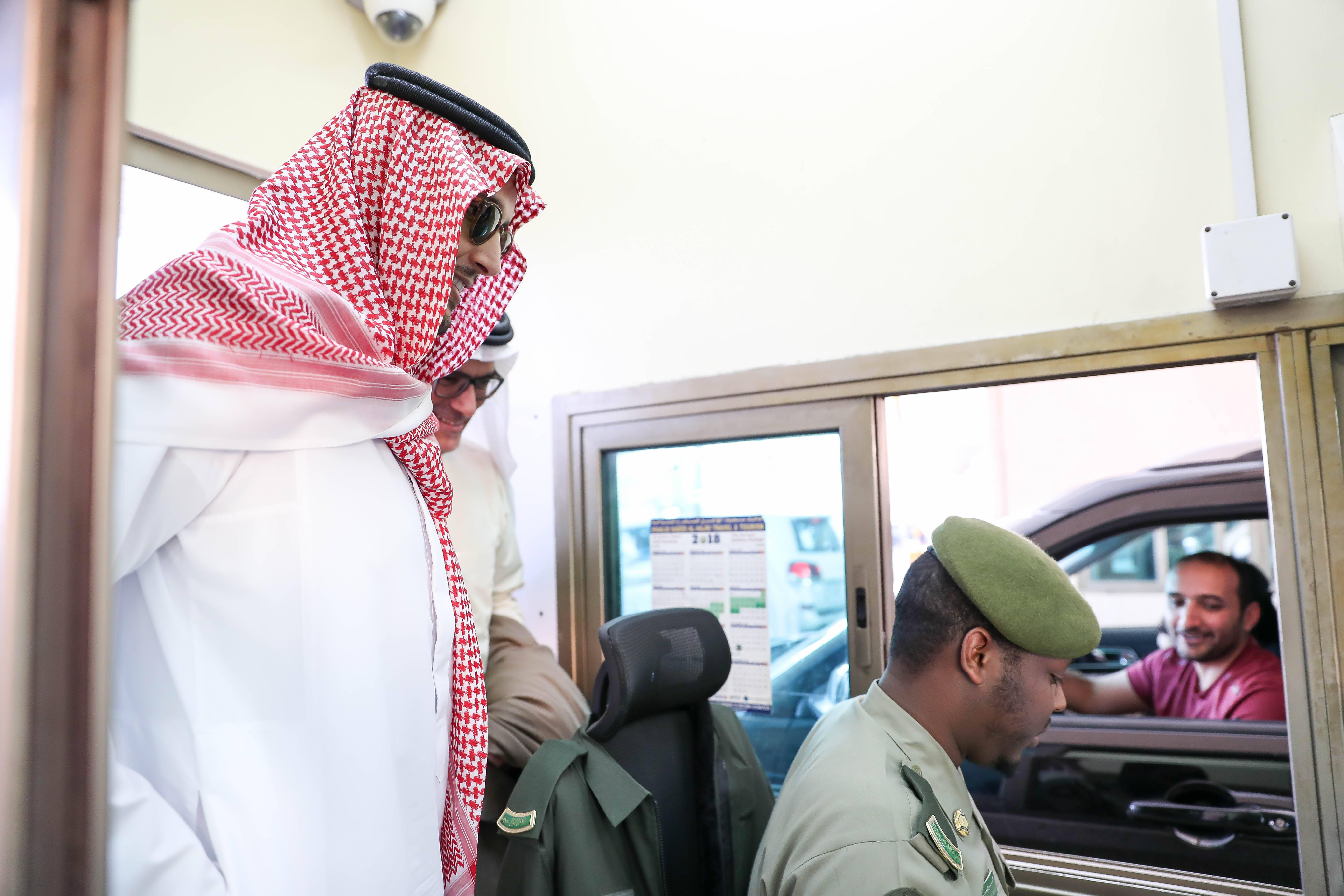 نائب أمير الشرقية يتفقد مرافق جسر الملك فهد