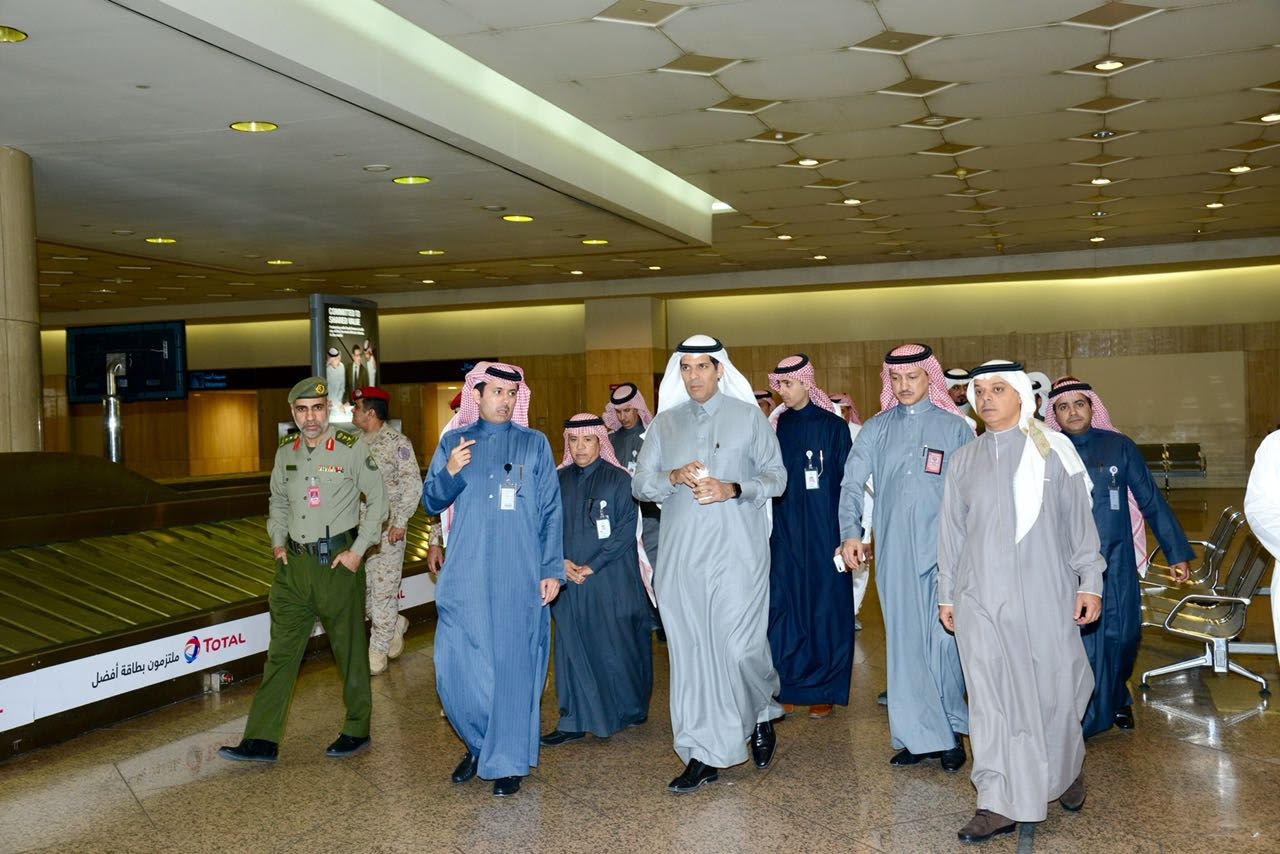 وزير النقل يتابع سير العمل في مطارات الدمام ويقف على قرية الشحن