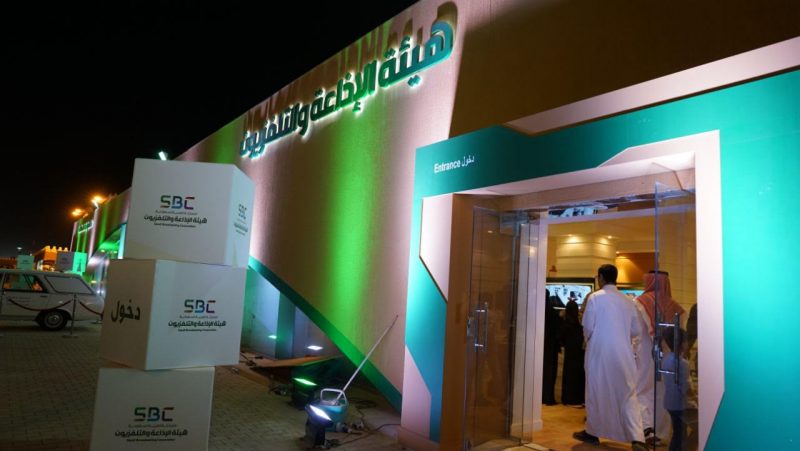 تسجيلات لنشرات الأخبار عرضت قبل 40 عاماً بجناح هيئة الإذاعة والتلفزيون في الجنادرية