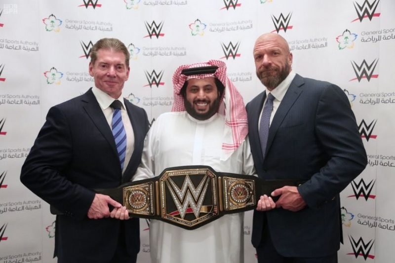 رئيس هيئة الرياضة يوقع اتفاقية مع WWE لإقامة منافسات المصارعة