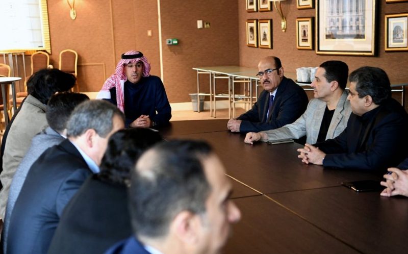 "العواد" يلتقي الوفد الإعلامي لتغطية زيارة ولي العهد إلى بريطانيا