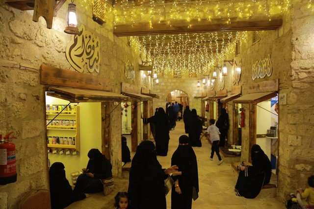 38 أسرة تستفيد من سوق الليل الشعبي للأسر المنتجة