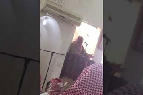 بالفيديو.. كشف ملابسات إنزال خطيب الجمعة بالقوة في جامع الجابرية