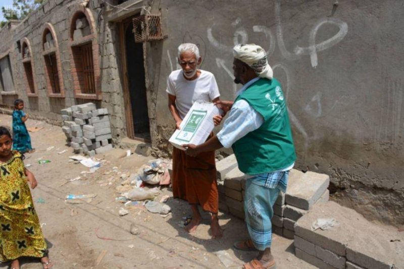 بالصور.. مركز الملك سلمان للإغاثة يدشن مشروع توزيع التمور للنازحين في خمس مديريات بمحافظة أبين