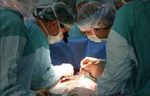 فريق طبي بالحدود الشمالية يستخرج ورماً يزن 4 كيلوجرامات من مبيض فتاة عشرينية