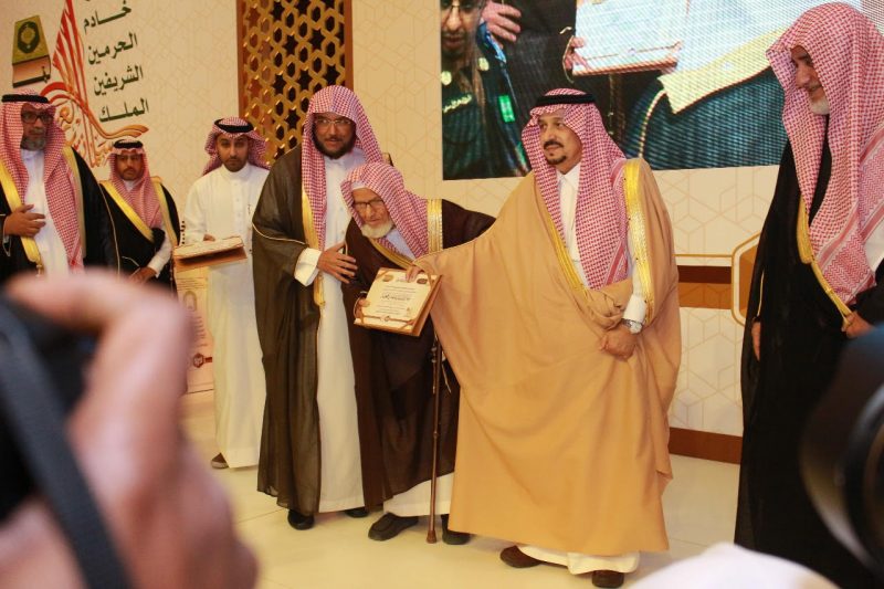 أمير منطقة الرياض يكرم "مكنون" في حفل جائزة الملك سلمان
