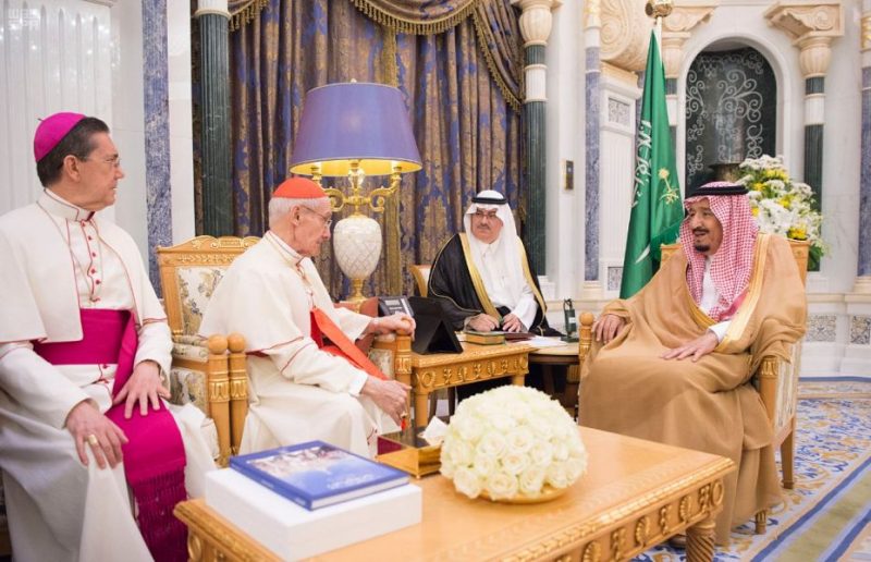 خادم الحرمين يستقبل رئيس المجلس البابوي للحوار بين الأديان في دولة الفاتيكان