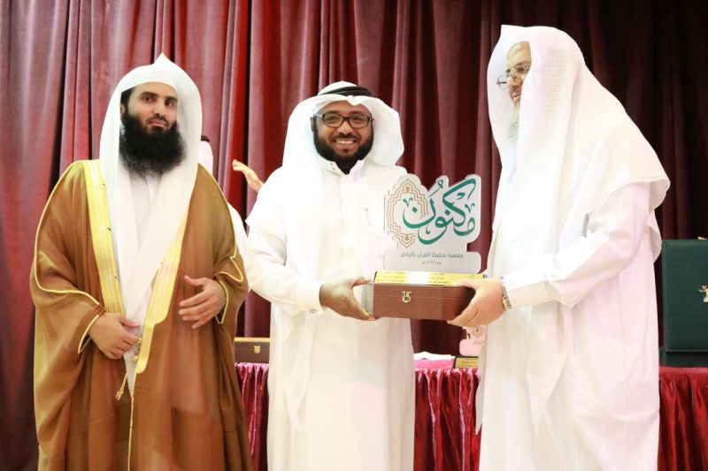 مركز الروضة بمكنون يكرم القيادات السابقة للمركز