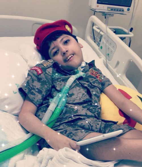 بعد تعذر علاجه وتشخيصه .. طفل الجبيل «وافي» يعيش على التنفس الصناعي منذ عشرة سنوات والسبب!!