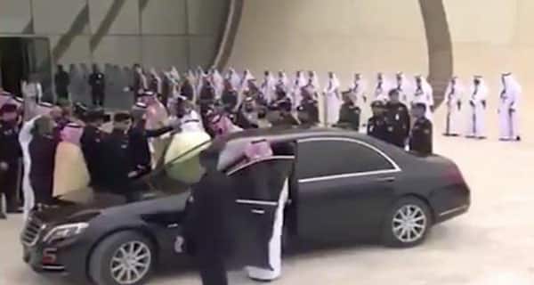 شاهد.. استقبل ولي العهد والده خادم الحرمين لدى وصوله لقمة الظهران