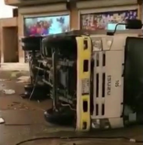 شاهد.. انقلاب شاحنة بأحد أحياء بريدة بفعل قوة الرياح أمس