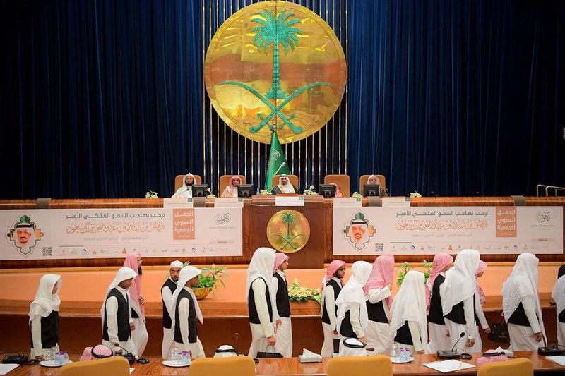 نائب أمير الرياض يكرّم 1316 خاتماً للقرآن الكريم من طلاب مكنون
