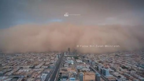 لحظة دخول العاصفة الرملية مدينة الرياض أمس في مشهد مهيب