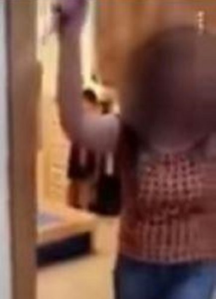 بالفيديو.. خادمة فلبينية تحتجز طفلاً داخل غرفة وتهدد مكفولتها بسكين كي لا تقترب منه