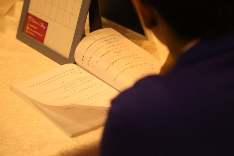 بالصور.." بادرة خير" التطوعي يحيي ثقافة القراءة..بأكثر من 260 كتاب وزع على الزوار