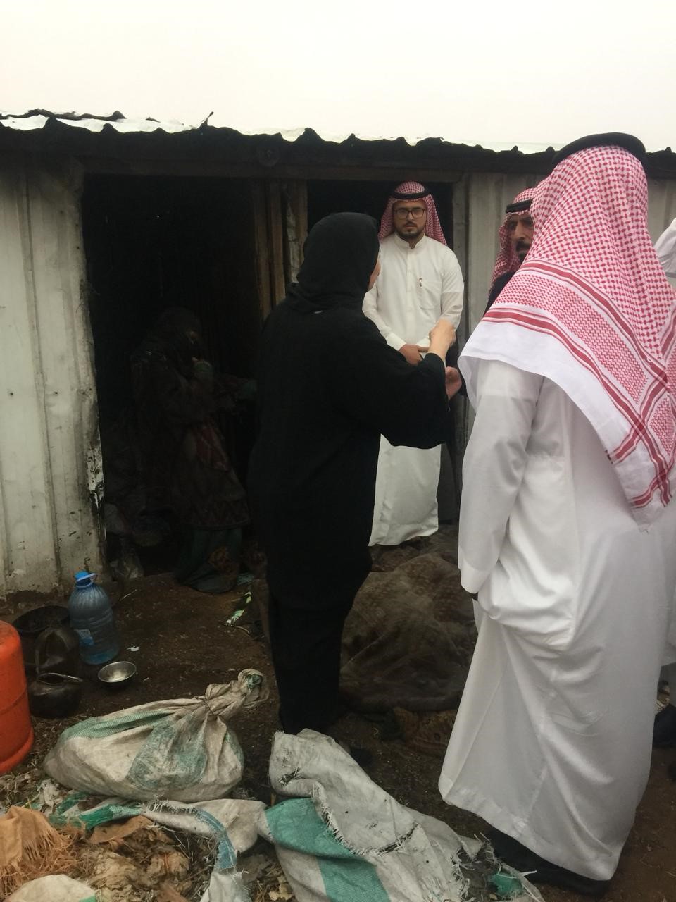 التنمية الاجتماعية" بعرعر ينقل مسنة من صفيح إلى "رعاية المسنين"