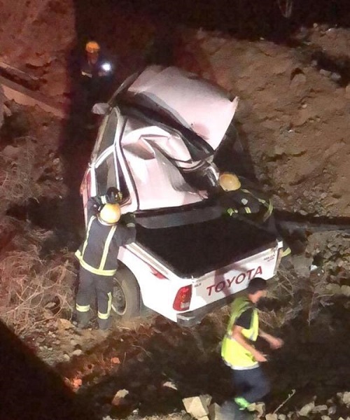 انقلاب مركبة من أعلى كوبري بالمخواة وإصابة خطيرة لقائدها