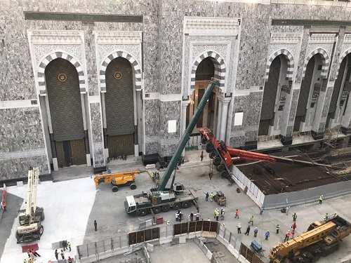بالفيديو والصور.. سقوط ذراع رافعة داخل المسجد الحرام.. وإمارة مكة توضح الأضرار