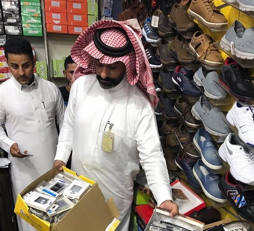 ضبط وافدين امتهنوا بيع وصيانة الجوالات في محل أحذية بالخـُبر