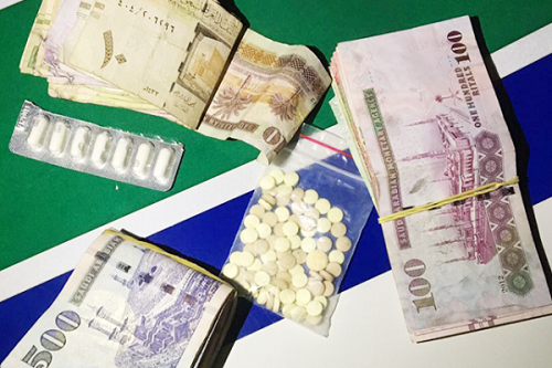 حبوب مخدرة وآلاف الريالات تُسقط مواطنًا ومرافقه بالجوف