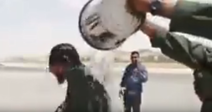 شاهد..ضباط أردنيون يسكبون الماء على ولي عهد الأردن