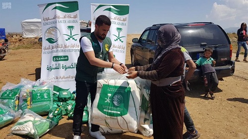 بالصور.. مركز الملك سلمان للإغاثة يوزع مساعدات على عائلات سورية احترقت خيامهم في جنوب لبنان