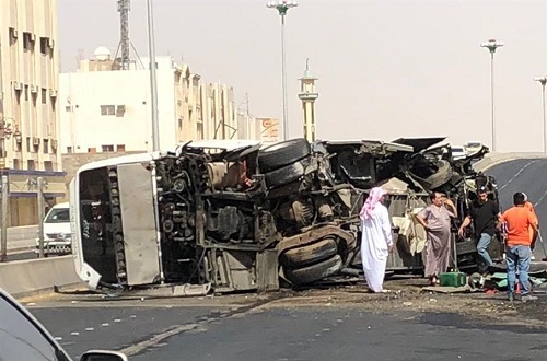 بالصور .. انقلاب حافلة يتسبب في إصابة 36 عاملا بتبوك