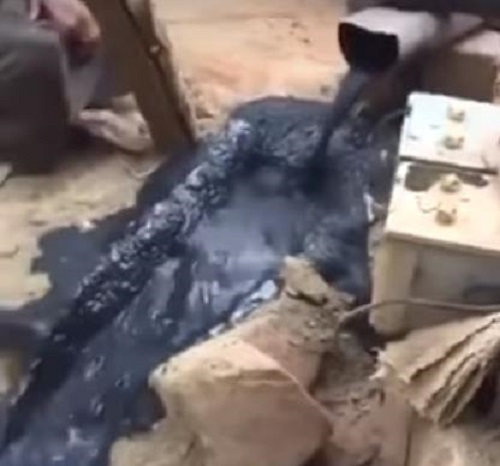 شاهد.. مواطن يفاجأ بخروج مادة سوداء من بئر مزرعته بحائل