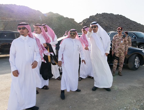 أمير الباحة يقف على طريق العقيق - جرد