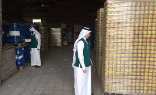 بالصور.. "التجارة" تضبط مستودعاً تديره عمالة وافدة لإنتاج الزيوت والعطور وتصادر نصف مليون علبة