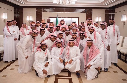 صورة لولي العهد تجمعه بلاعبي الأخضر قبل ذهابهم إلى روسيا للمشاركة في كأس العالم