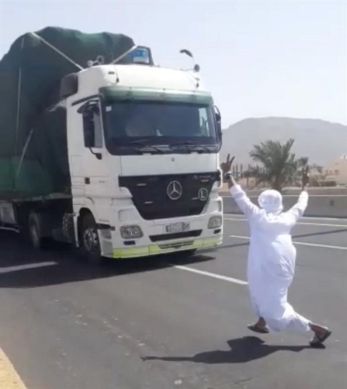 المدينة..القبض على المواطن المتهور الذي قفز من سيارته ليستعرض أمام شاحنة