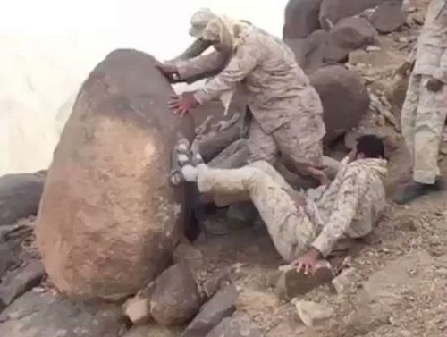 شاهد..مرابطون بالحد الجنوبي يزيحون صخرة ضخمة يتحصن خلفها الحوثيون