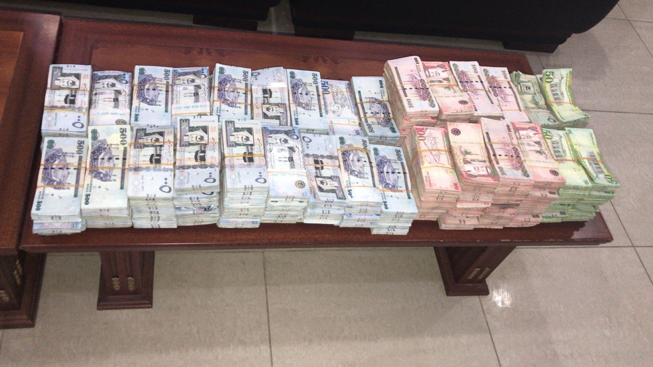 القبض على عصابة نفذت جرائم قتل و سلبت 26 مليون ريال