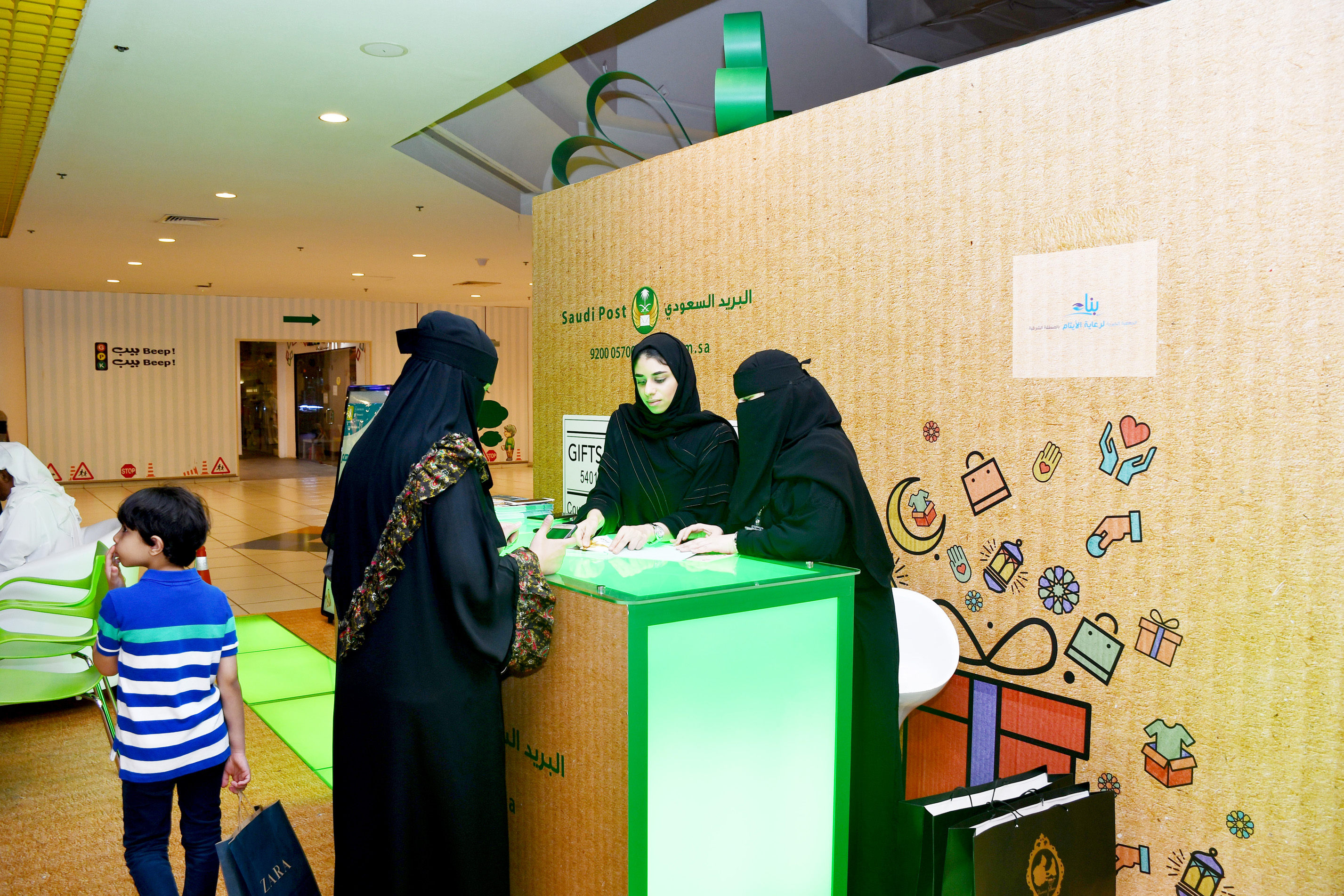 الطرد الخيري ينقل هدايا المجتمع لأيتام جمعية بناء