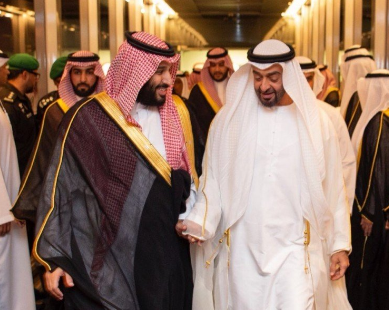 ولي العهد يستقبل سمو ولي عهد أبو ظبي لدى وصوله جدة