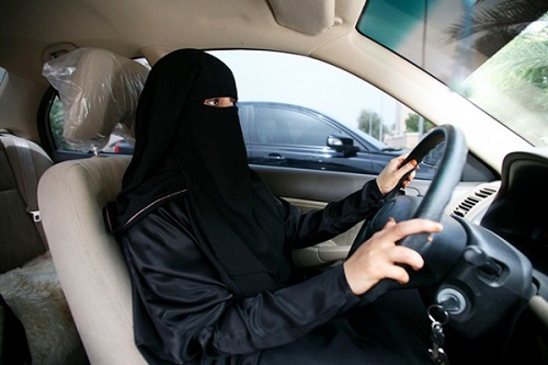 6 أيام تفصل المرأة عن قيادة السيارة رسمياً.. شروط وحقوق وضمانات
