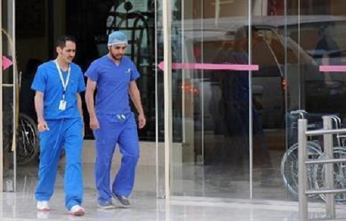 ضوابط جديدة لزي الأطباء والإداريين بالمستشفيات .. منع القصات الغريبة والملابس الضيقة والمساحيق