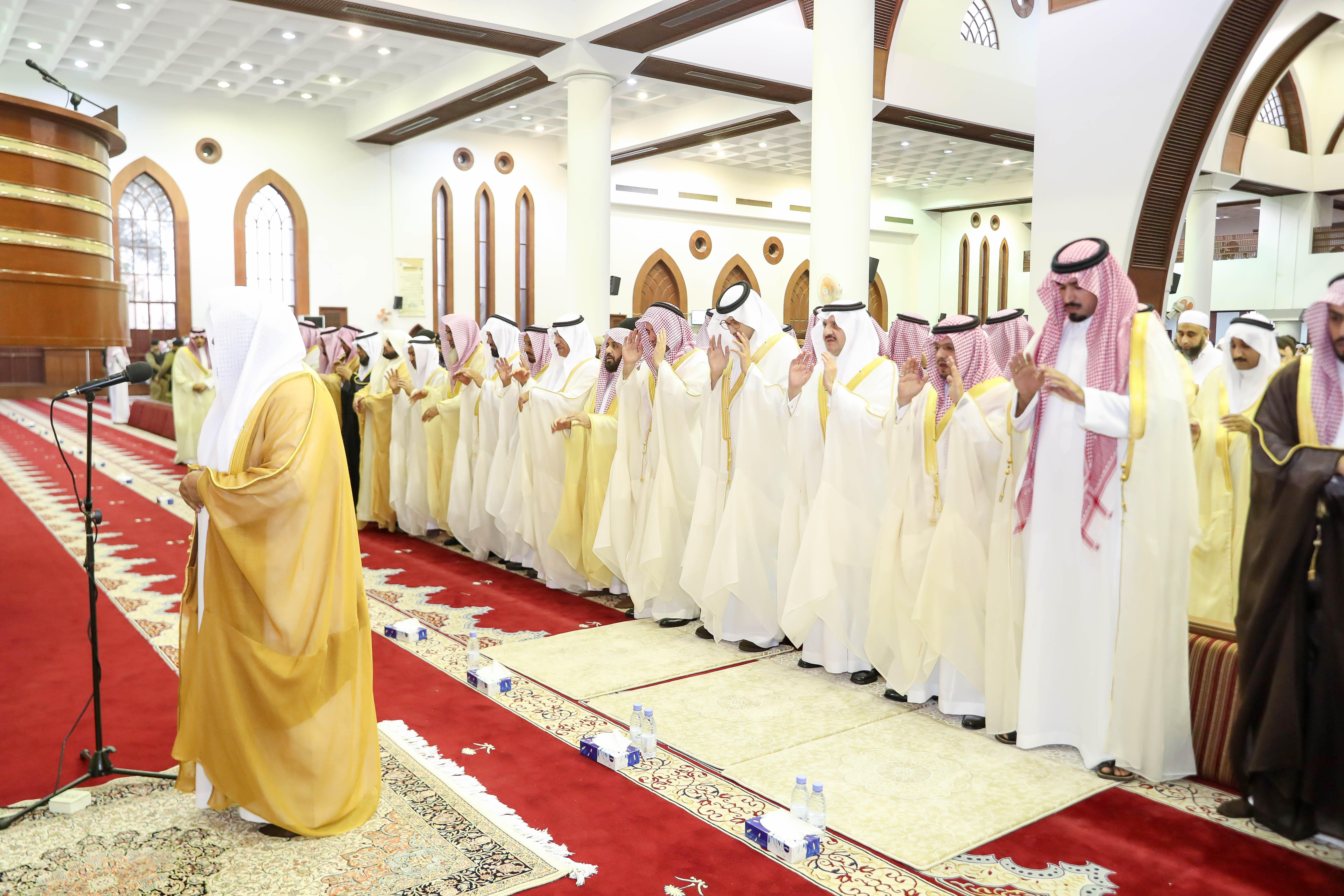 الأمير سعود بن نايف والأمير أحمد بن فهد يؤديان صلاة العيد مع جموع المصلين بالدمام
