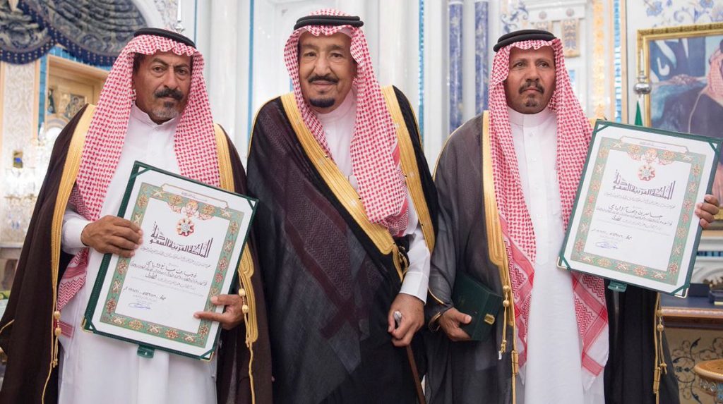 خادم الحرمين يمنح وسام الملك عبدالعزيز للطالبين جاسر و ذيب
