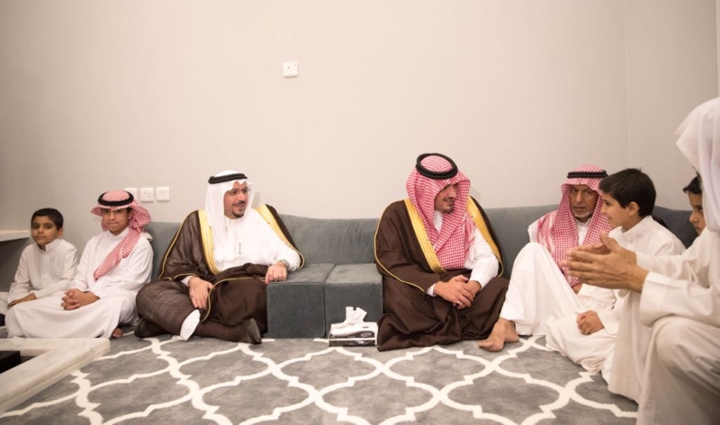 وزير الداخلية ينقل تعازي القيادة لذوي الشهيد "العبداللطيف"