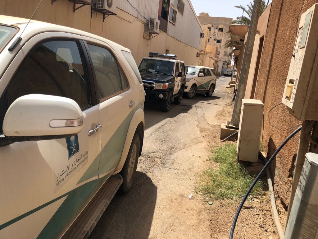 "التجارة" تضبط أكثر من 122 ألف منتج مخالف في مستودع بالرس