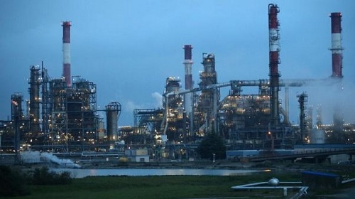 النفط يرتفع بدعم خفض إنتاج المملكة وعقوبات إيران