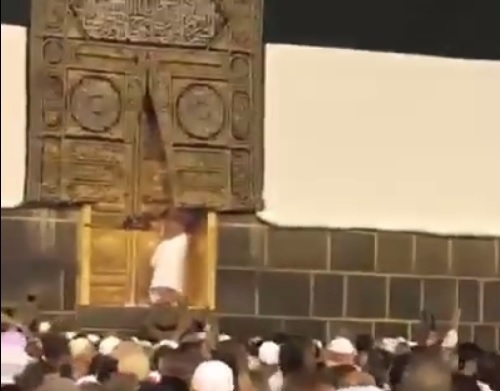 رجل يحاول فتح باب "الكعبة" وهكذا تعامل معه الأمن (فيديو)