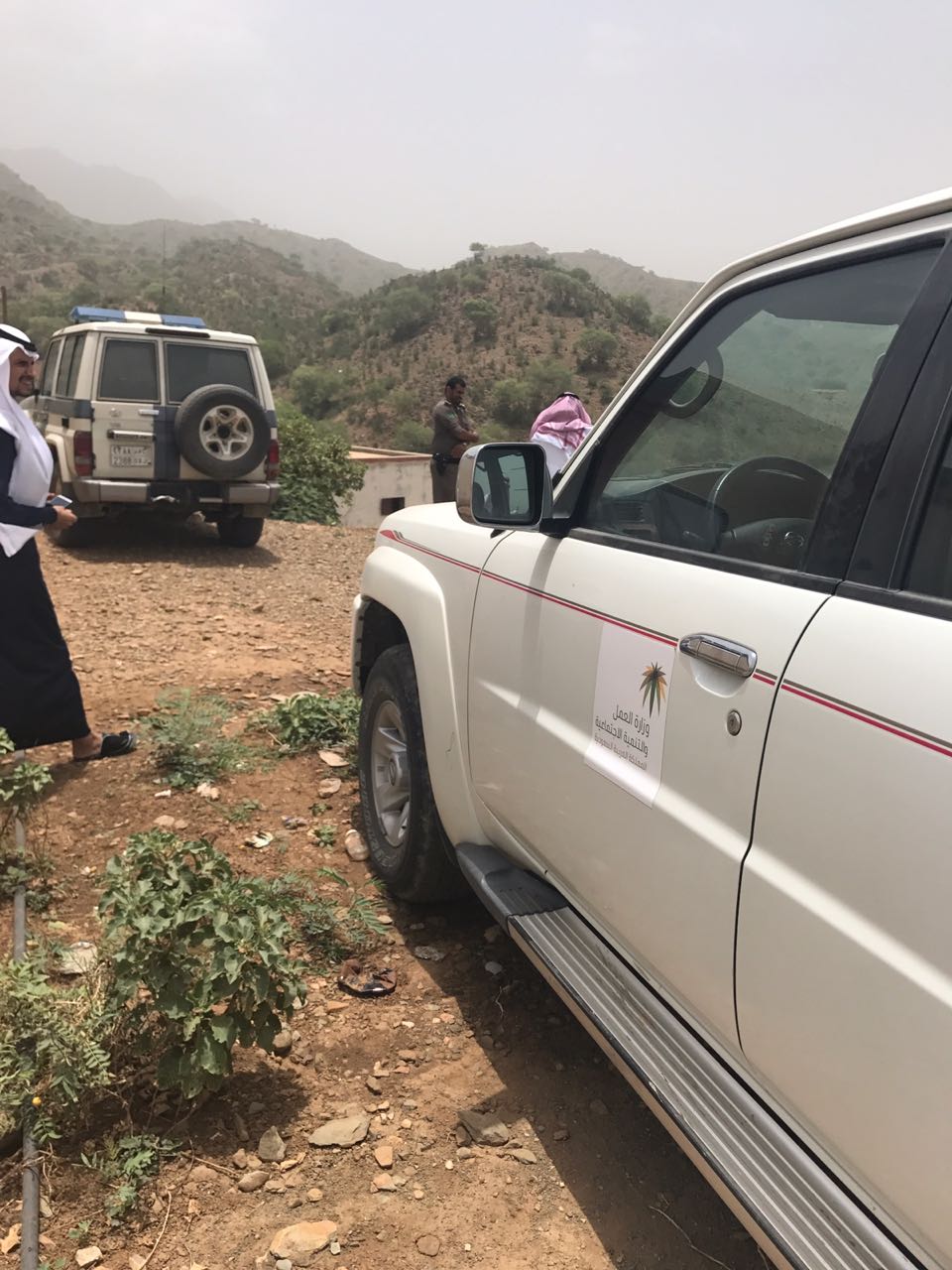 جازان.."التنمية الاجتماعية" يقف ميدانيا على حالة مواطن مكبل اليدين والقدمين