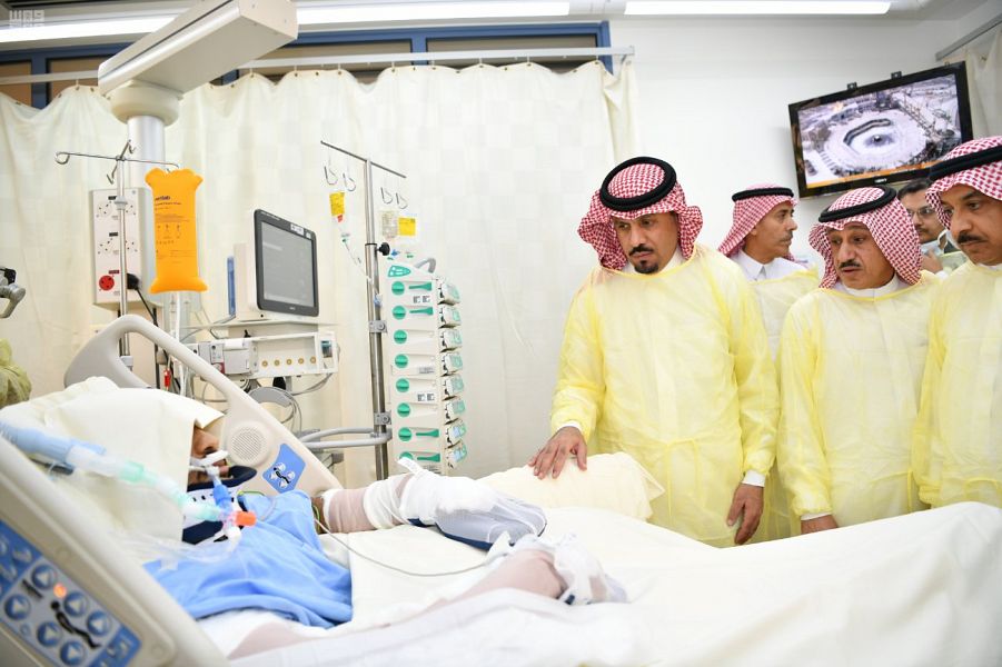 وزير الحرس الوطني يطمئن على الطيار