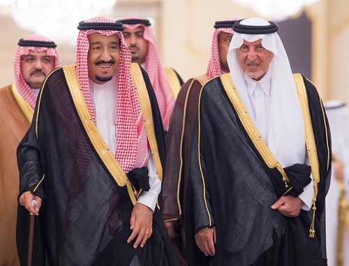 بالصور.. خادم الحرمين يستقبل الأمراء والعلماء والمسؤولين والمواطنين بقصر السلام بجدة