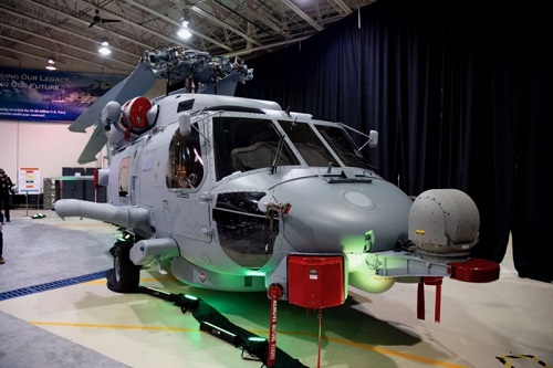 وزارة الدفاع تدشن طائرة (MH-60R) التابعة للقوات البحرية الملكية السعودية